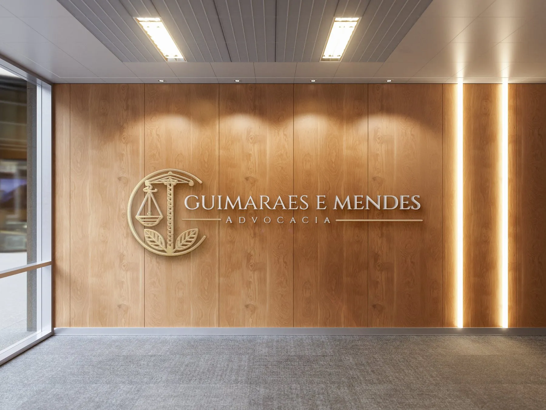 Recepção do escritório com o logo Guimarães e Mendes Advocacia em painel de madeira